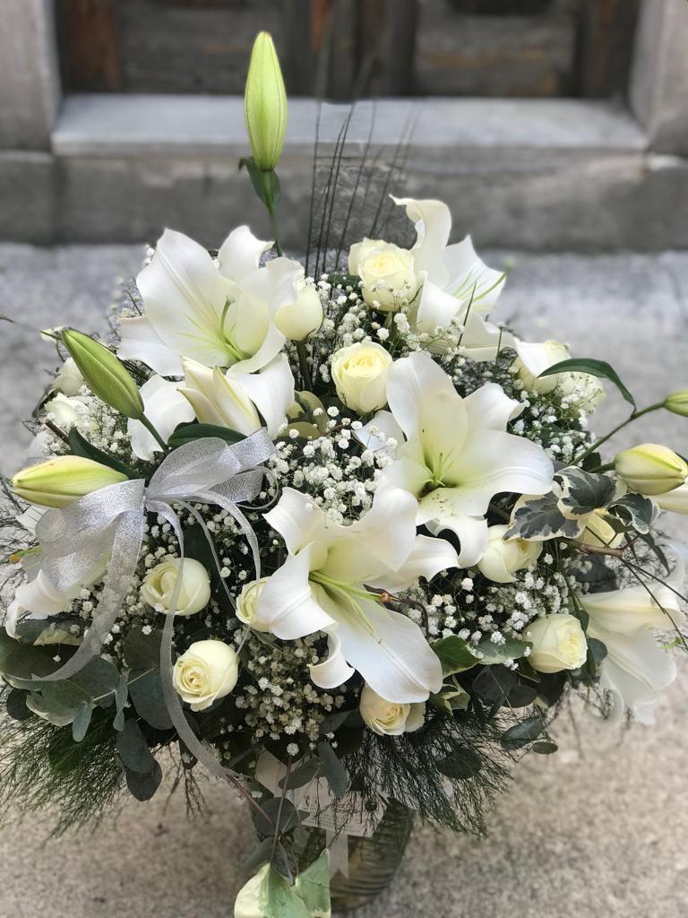 Beyaz Güller ve Lilyumlar